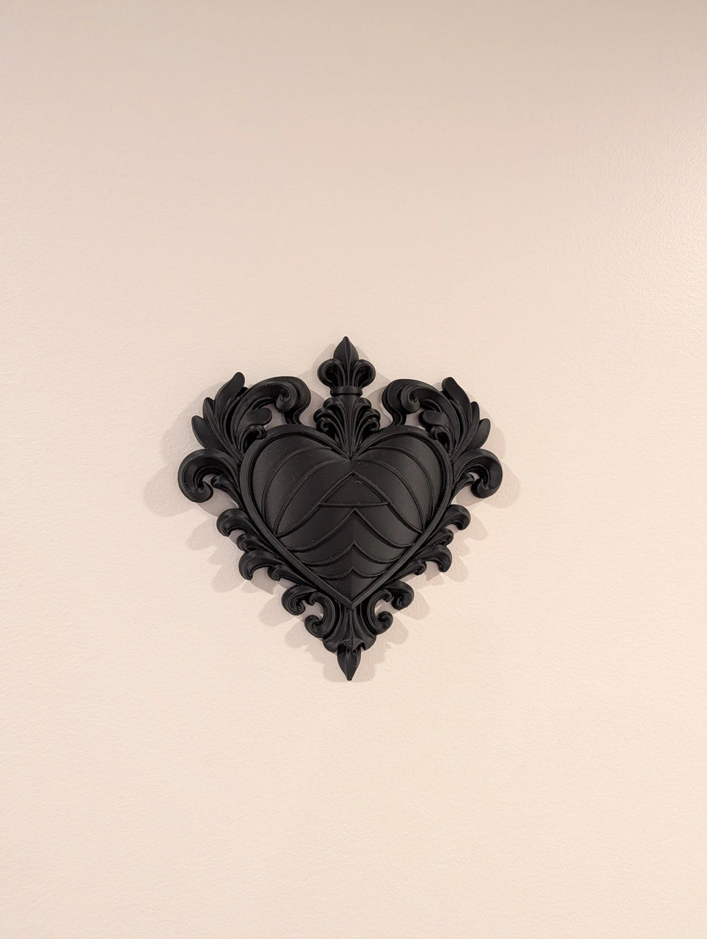 Dark Gothic Heart Wall Plaque – Baroque Style Decor